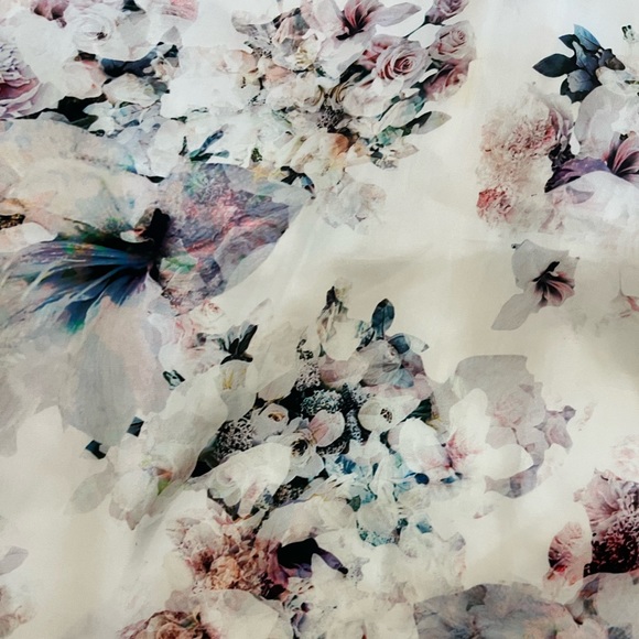 Show me your MuMu floral print size L waist band stretches. Straps adjust - Picture 11 of 13